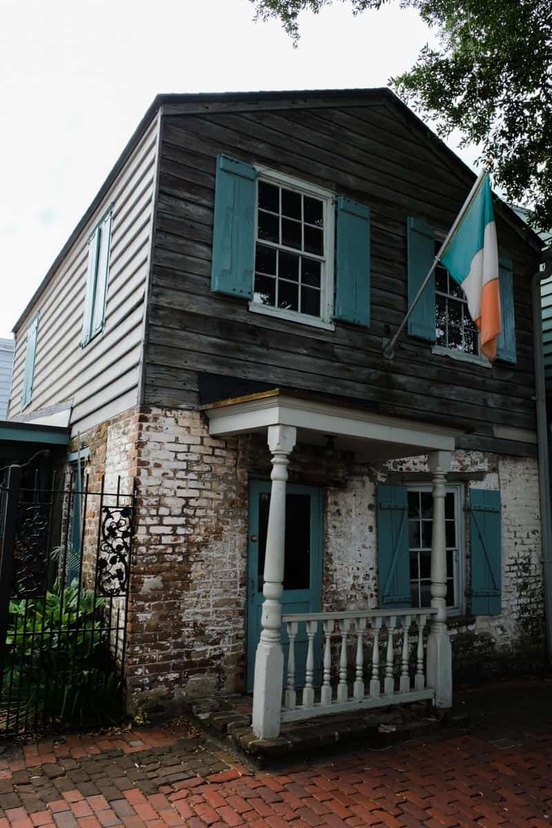 An old home in Savannah, GA, with an Irish flag hanging from the front porch.