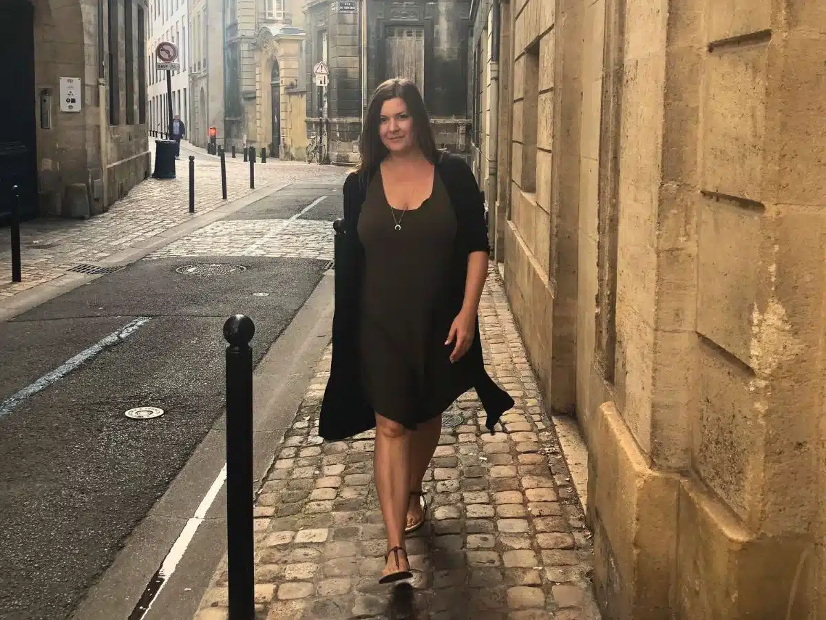 Is it safe to travel solo in Bordeaux