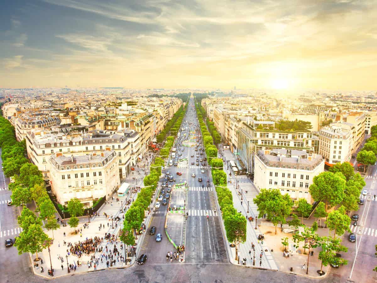 A view of the street of Champs-Élysées in Paris