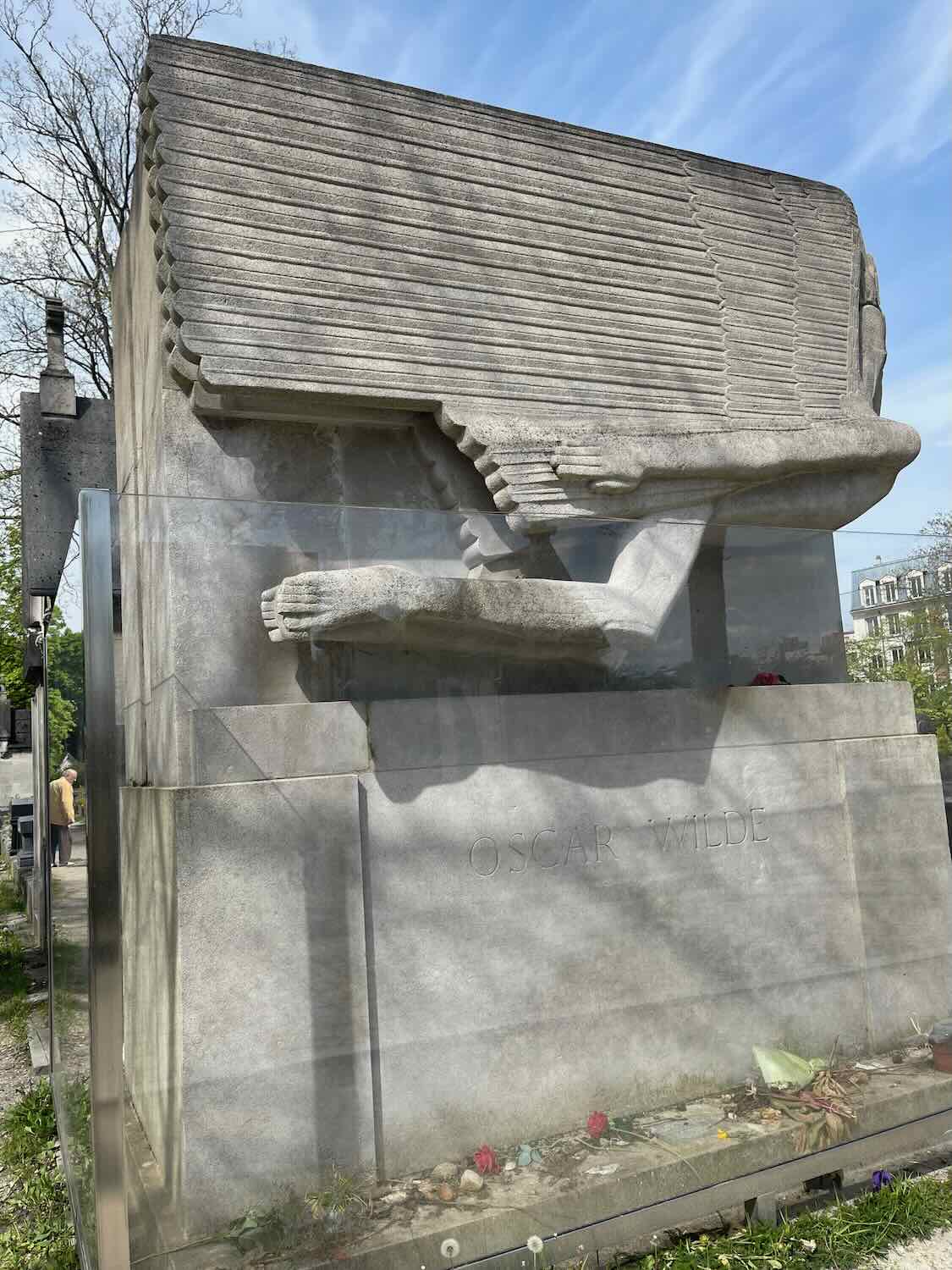 he tomb features a modernist angel sculpture leaning sorrowfully on a stone.