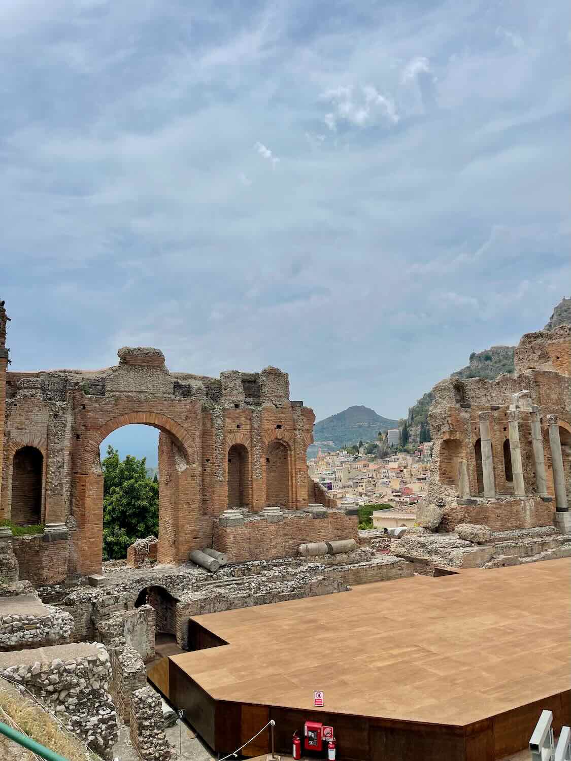 A picture of the ancient theatre in Taormina with a view of the mountians. 