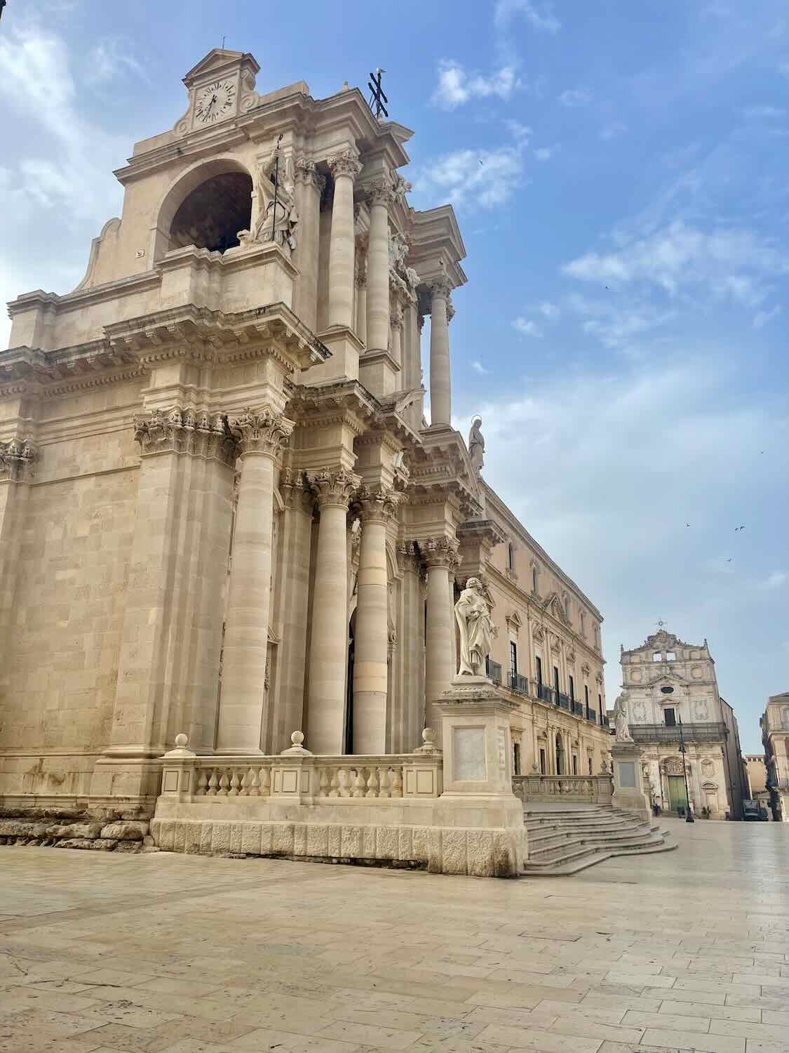 A side view of the Siracusa Cathedral on a sunny day. 