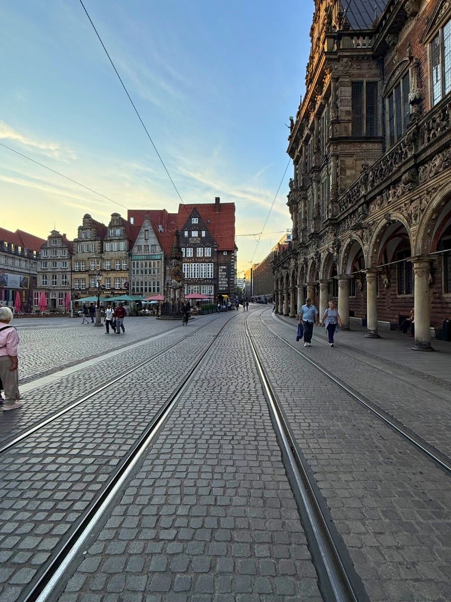 Cobbled tram tracks curving through Bremen’s historic Marktplatz, framed by medieval gabled houses and the ornate Town Hall.
